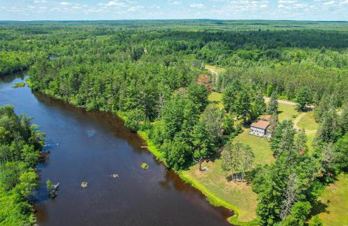 Spacious Winter Retreat with River Access and Kayaks! - Foto 43