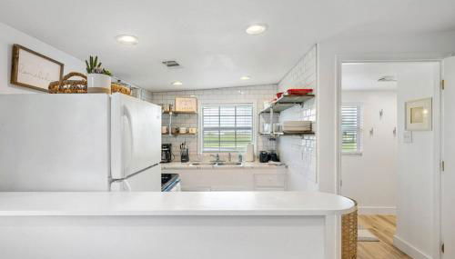 Beach Bungalow with Gorgeous Deck, Close to Beach - Foto 5