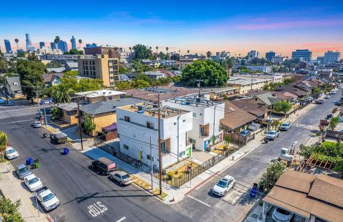 Experience Luxury 4BR Townhouse Sleeps 8 with Parking - Foto 34