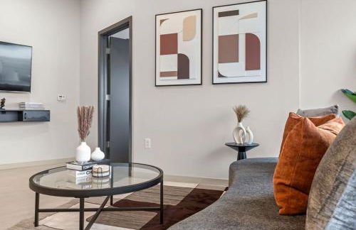 Luxury Downtown King Bed, Rooftop Pool - Photo 37