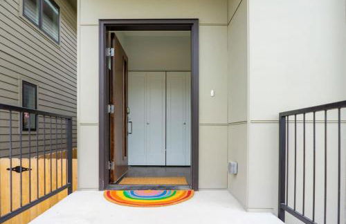 Beautiful Modern 3BR in the Grove ABODEbucks - Photo 2