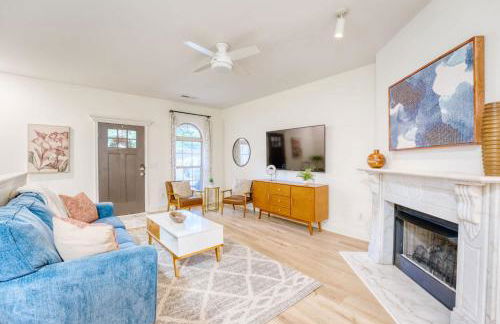 Spacious Modern Retreat with Game Room & Fire Pit near Trails - Foto 9