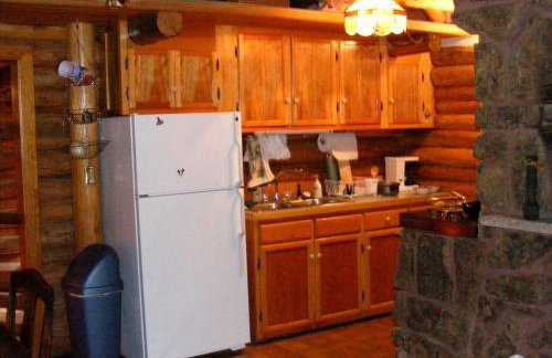 Traditional Log Cabin Rental with Deck in the Pine Forests of Columbus, Montana - Foto 13