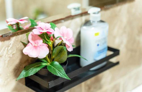 Luxury 2 Bedroom Apartment with Free Parking Opposite Queen Elizabeth Hospital - Photo 18