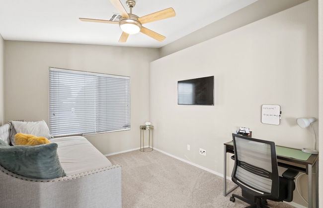 Cozy Hidden Gem - 3BR - 1Den w Backyard - Foto 5