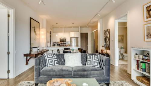 Designer 3BR with Balcony & Elevator on Clark! apts - Photo 2