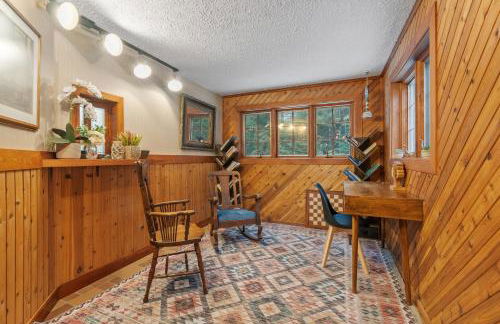 Spacious Accessible Waterfront Retreat with Hot Tub - Foto 42