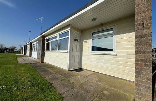 116, Two bed Chalet on California Sands Holiday Park - Sleeps 5, pet friendly, includes FREE pool passes, Free Entry to Clubhouse - plus Electric, WiFi, bed linen and towels all included - only 300m from the beach! - Photo 6