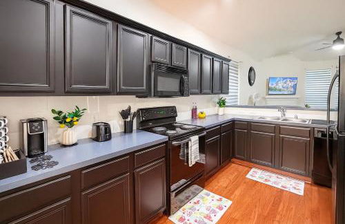 Entire Home 3BR Hidden Gem Getaway with Level 2 EV Charger, Central Location - Foto 18