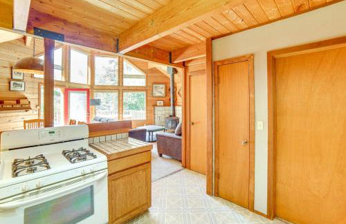 Hot Tub, 1 Mi to Beach 12-Acre Fort Bragg Cabin! - Foto 10