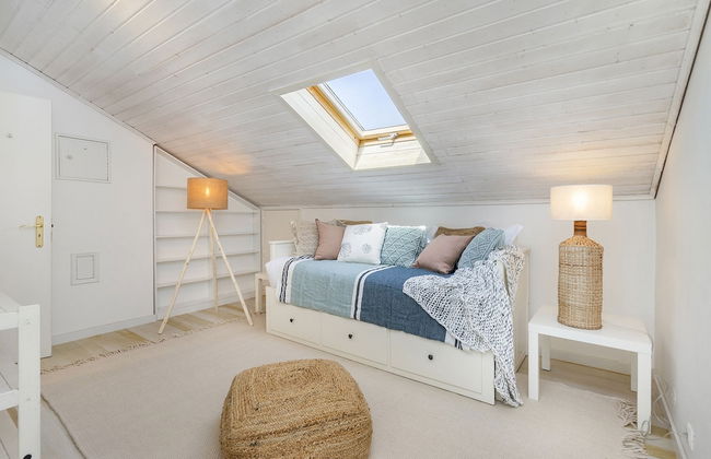 Stylish Sunny Penthouse Near Cascais Center & Greenspace - Photo 6