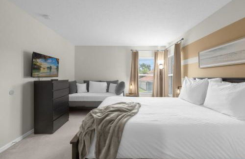 Large Spacious Home w Private Pool & Hot Tub - Photo 28