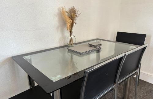 2 Bed Apartment Near Yeovil Hospital & Leonardo - Foto 2