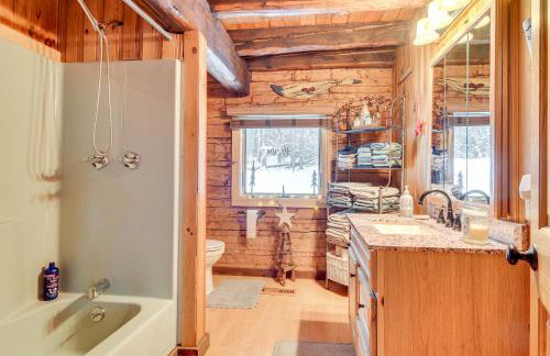 Deck and Fire Pit Secluded Cabin Near Lake Francis! - Foto 12