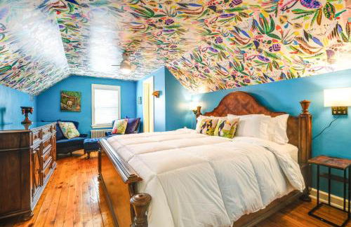 Colorful Roanoke Vacation Rental with Hot Tub! - Foto 9