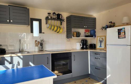 Tipoz'Immo - Maison Bleue accès à pied plage - spot surf - fibre inclus - linge inclus et lits faits - parking gratuit - proche des commerces et des attractions touristiques - Foto 11