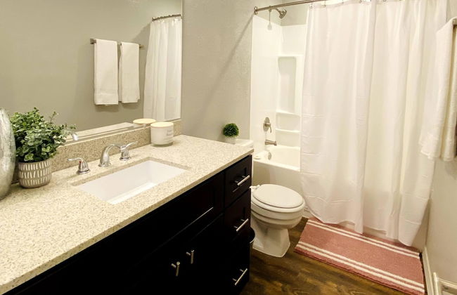 Evie's Campus-close 2 bedroom luxury - Photo 15