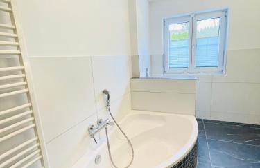 The Villa Toscana, a serene retreat in Center of Friedrichshafen City with lush green lawns, terrace & private garage- Lidl, Bakery walking distance- Bodenseecenter, Sportsbad 3 mins, Lake 7 mins - Foto 7