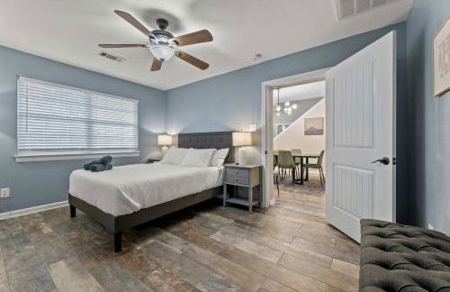 Luxurious Home with Huge Pool - Photo 28