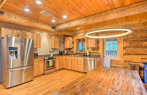 Riverfront Cabin with Hot Tub 2 Mi to Eagle Falls - Foto 7