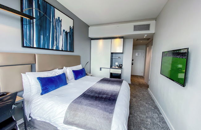 Sandtoncity-apartment-sleeps2-pool-parking - Photo 3