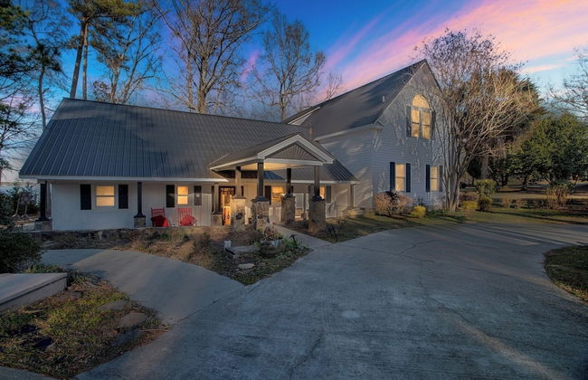 5 BR House Lake Retreat w/ Hot Tub, Sleeps 12 - Foto 1