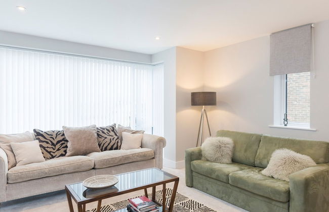 Stylish new Home With Parking - King Beds Garden - Foto 20