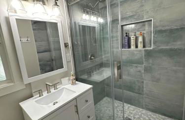 The Blue House- Backyard, grill, pets welcome - Foto 28