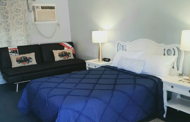 The New Star Motel with Studio-Kitchens: 1950s Extended-Stay Lodging and Retreat Center - Photo 13