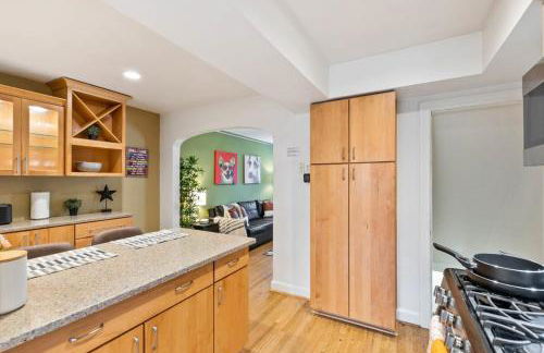 Beautiful 3BR 2BA Colonial House by CozySuites - Foto 25