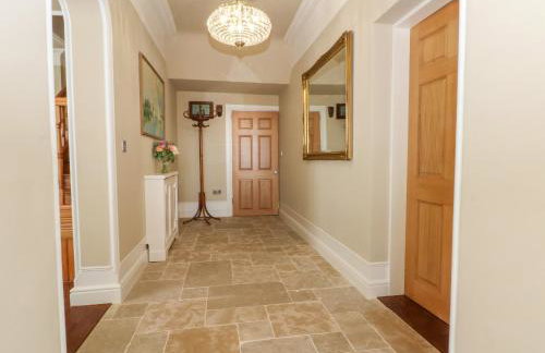 Meadow Manor And Spa - Photo 5