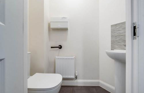 Beautiful and comfortable home away from home with free parking, fast wifi and white crisp hotel standard linen hosted by Our Home Short Stays - Photo 31