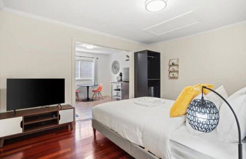 Lovely Relaxing Private Studio Near Westlake - Photo 1