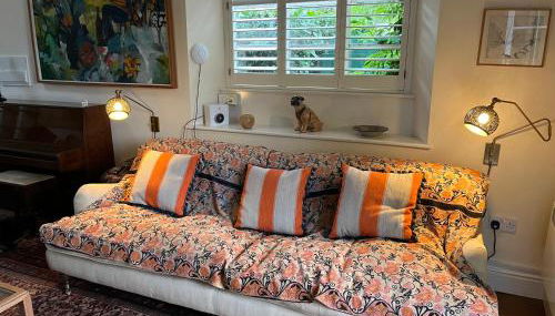 Charming Old Schoolroom - Photo 5