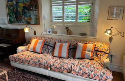 Charming Old Schoolroom - Photo 5