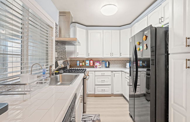 Spacious Family Retreat w Garden Modern Comfort - Photo 4