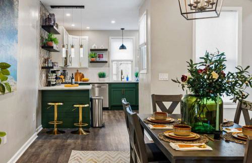 Chic Home with Large Private Yard! Hot Tub, Close To Downtown - Foto 49