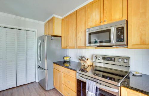 St Helena Island Retreat with Deck Walk to Beach - Foto 8