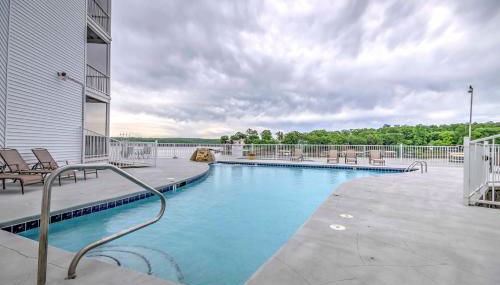 Lake Views and Pool Access Osage Beach Condo - Foto 3