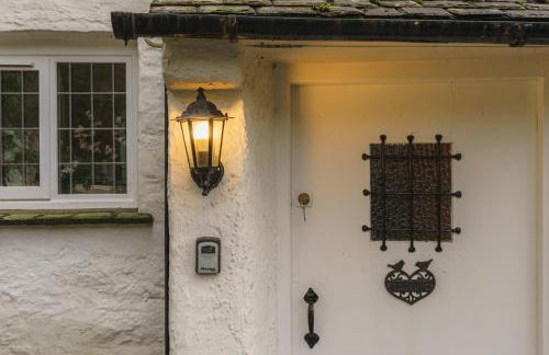 Half Way House, Clappersgate, sleeps 8 - Foto 10