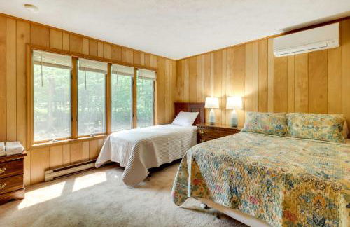 Woodsy Big Bass Lake Hideaway with Fire Pit and Deck! - Foto 10