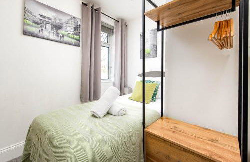 NEW Groups & Contractor Stays-5Bed-2Bath-Parking-By FabAccommodation - Foto 11