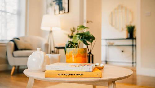 Modern Central 2 Bed Apartment with Parking - Foto 2