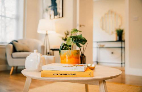 Modern Central 2 Bed Apartment with Parking - Photo 2