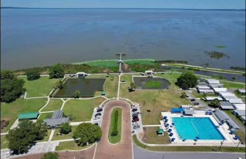 StylishAptWtrGrdnOppLake&Prk&Yrd - Foto 23