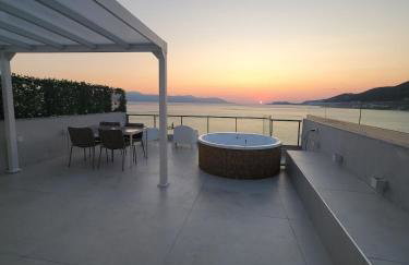 Stylish Rooftop Retreat with Hot Tub with Loutraki Beach - Foto 13