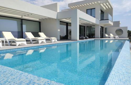 Seafront Villa Nafsika - Private Heated infinity Pool - Direct access to the beach - Play area - Foto 3