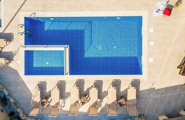 Maggie Alonia - Photo 32