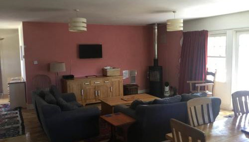 Off grid chalet . HOT TUB & SAUNA. Kid friendly. - Foto 2