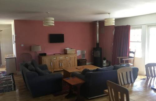 Off grid chalet . HOT TUB & SAUNA. Kid friendly. - Photo 2